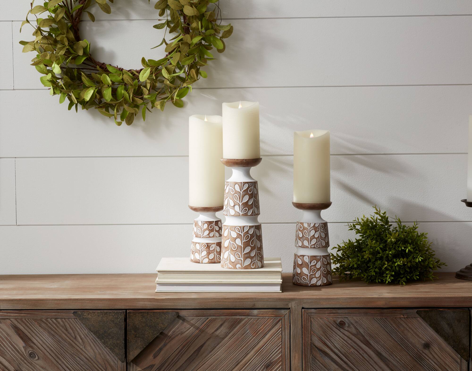 Leaf Pattern Candle Holder with Wood Design Set